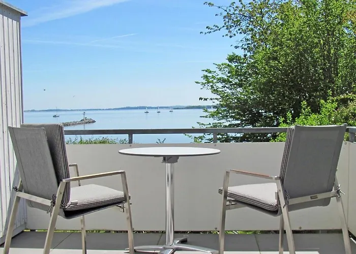 Villa Vilmblick - Wohnung 07 mit Terrasse und Boddenblick